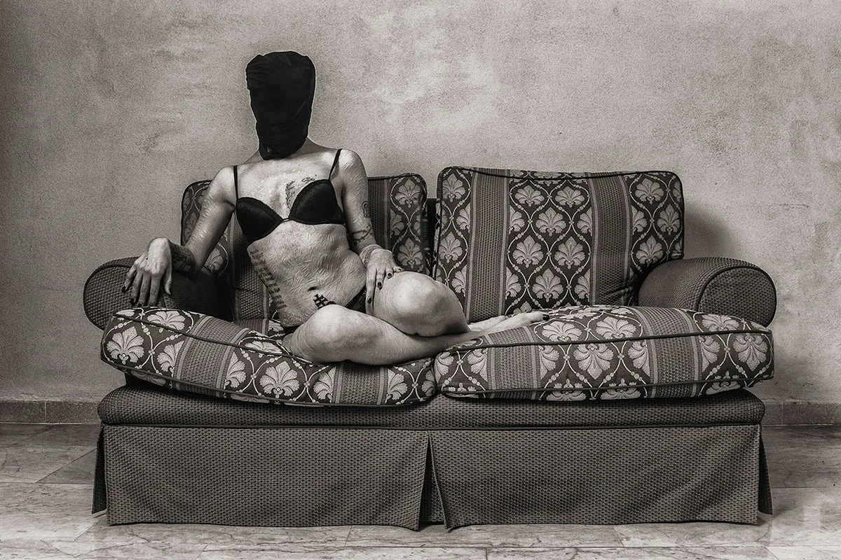 Apparenza #2 — Ritratto del corpo femminile come oggetto di giudizio sociale, fotografia concettuale Matteo Groppi