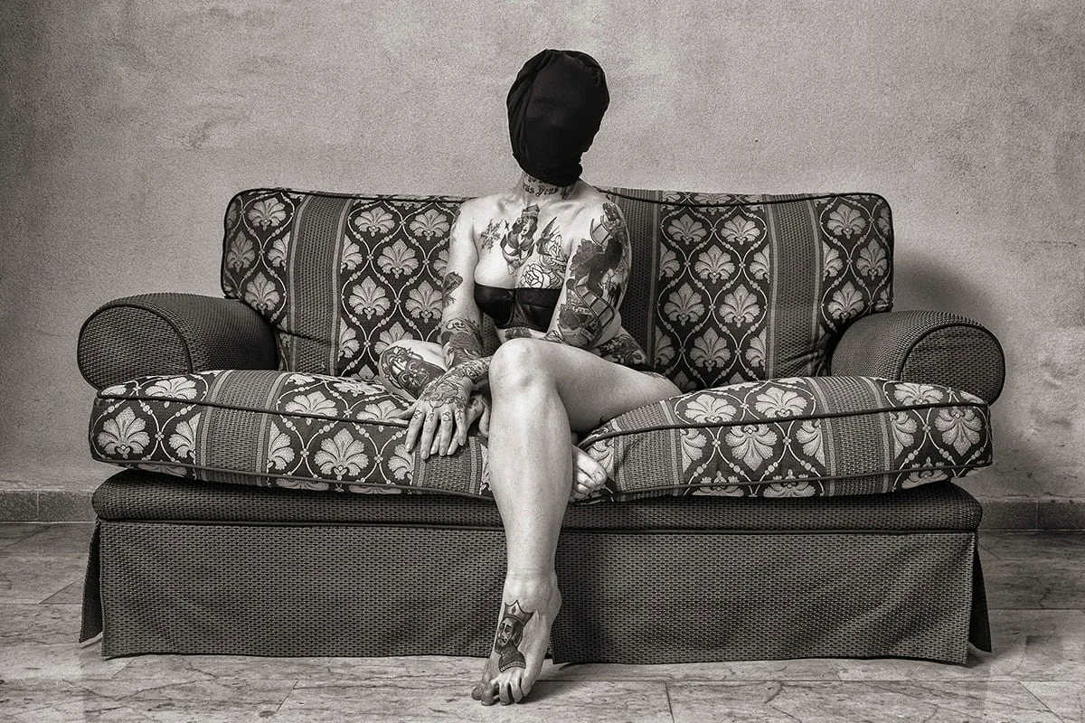 Apparenza #3 — Corpo tatuato fotografato senza identità visiva, studio fotografico Piacenza, Matteo Groppi