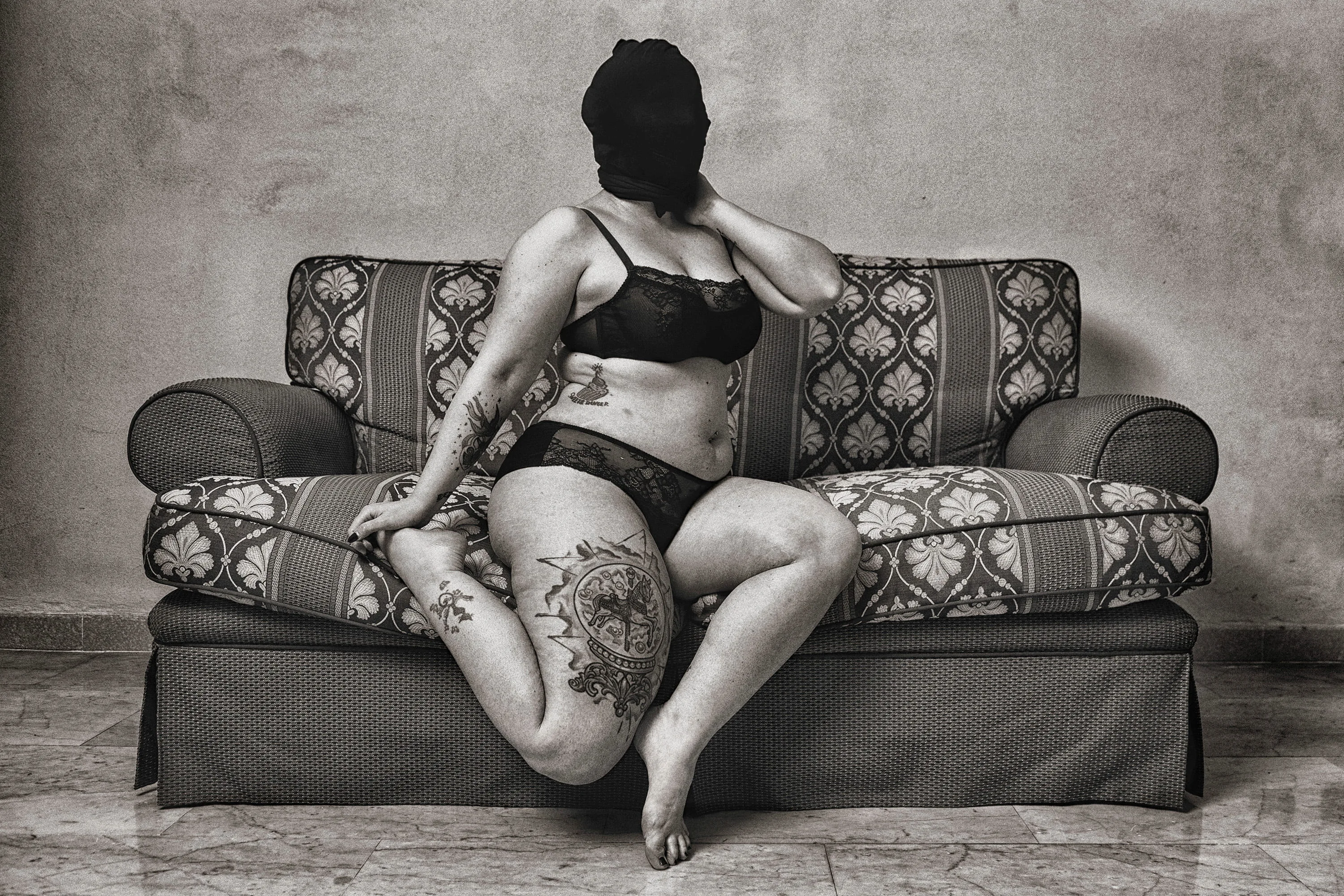 Apparenza #4 — Serie fotografica sul pregiudizio corporeo, corpo femminile non ritoccato, fine art photography