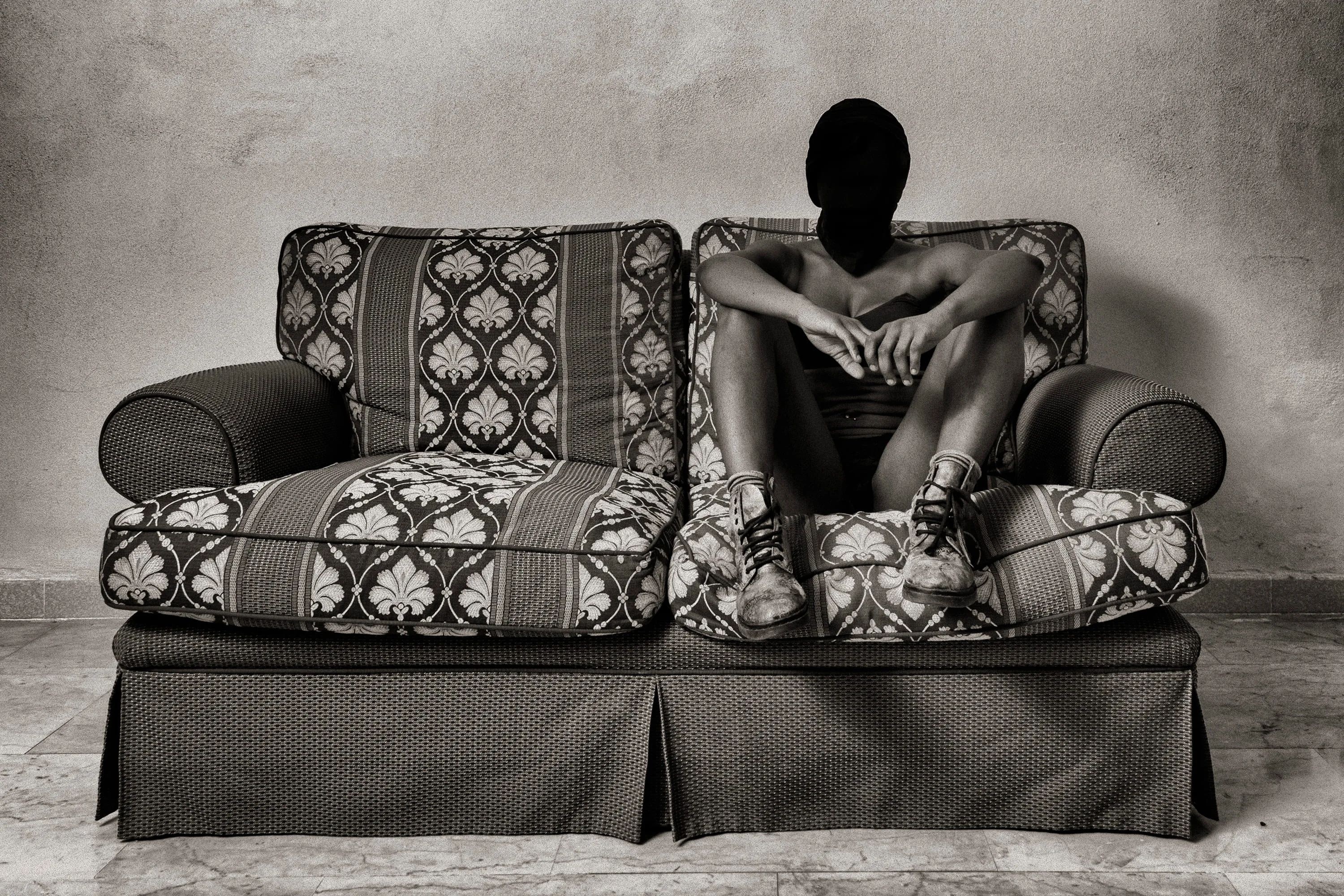 Apparenza #5 — Posa frontale senza volto, luce costruttiva non correttiva, ritratto fine art Matteo Groppi 2017