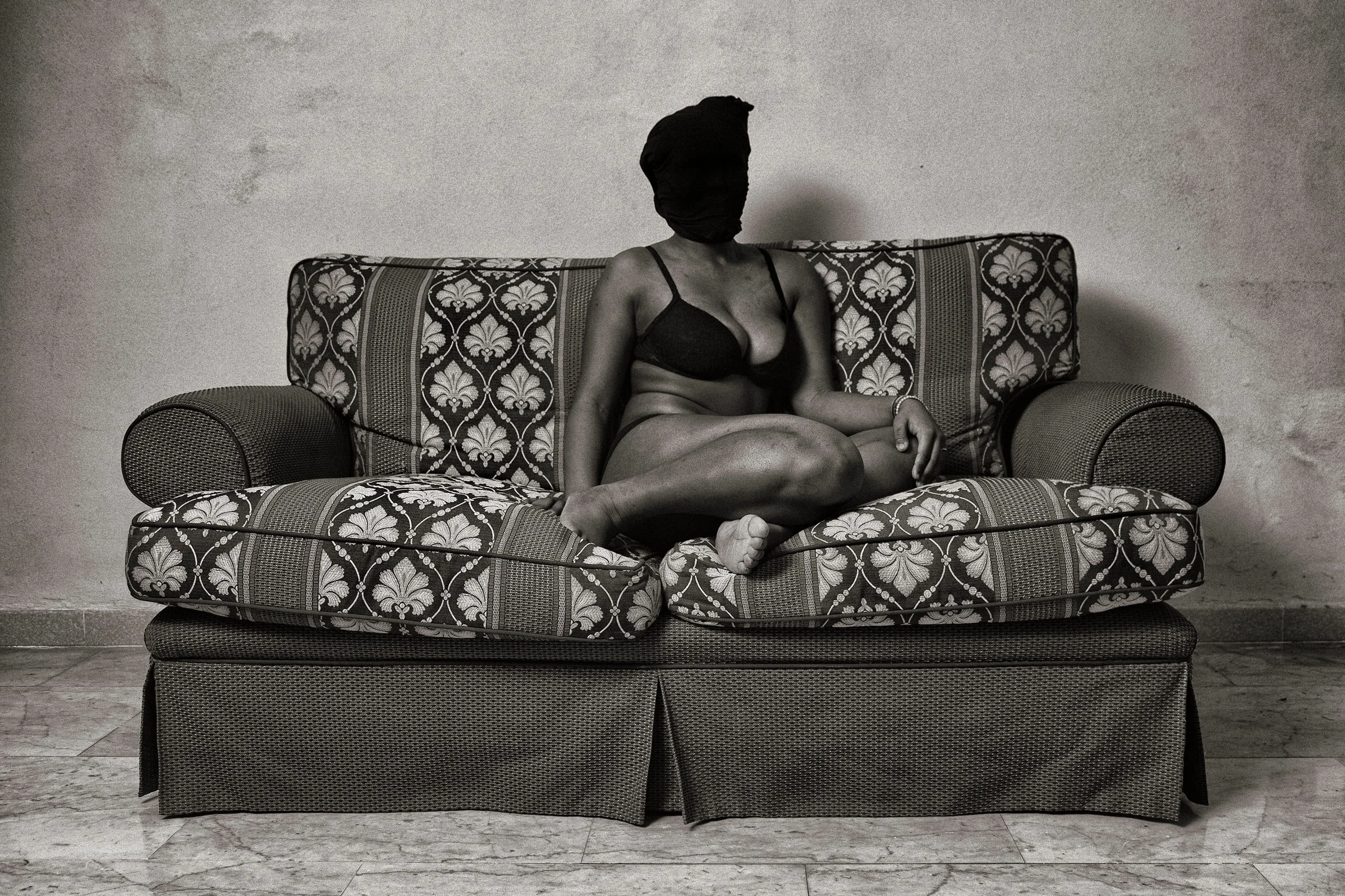 Apparenza #6 — Corpo di colore fotografato senza volto, riflessione visiva sul razzismo corporeo, fotografia artistica