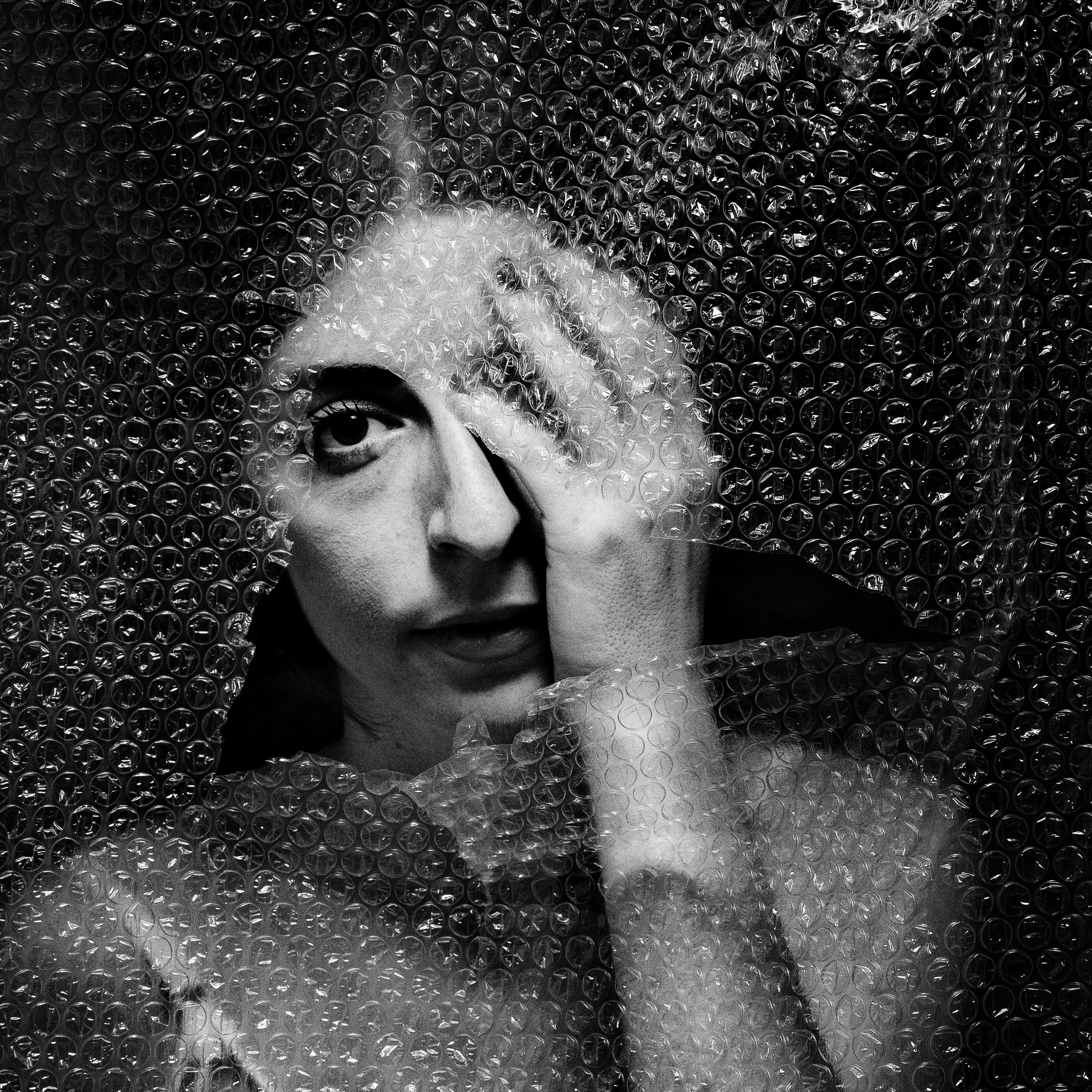 INTERPOSTO — pagina 15, fotografia B&N contrapposta al colore, Matteo Groppi