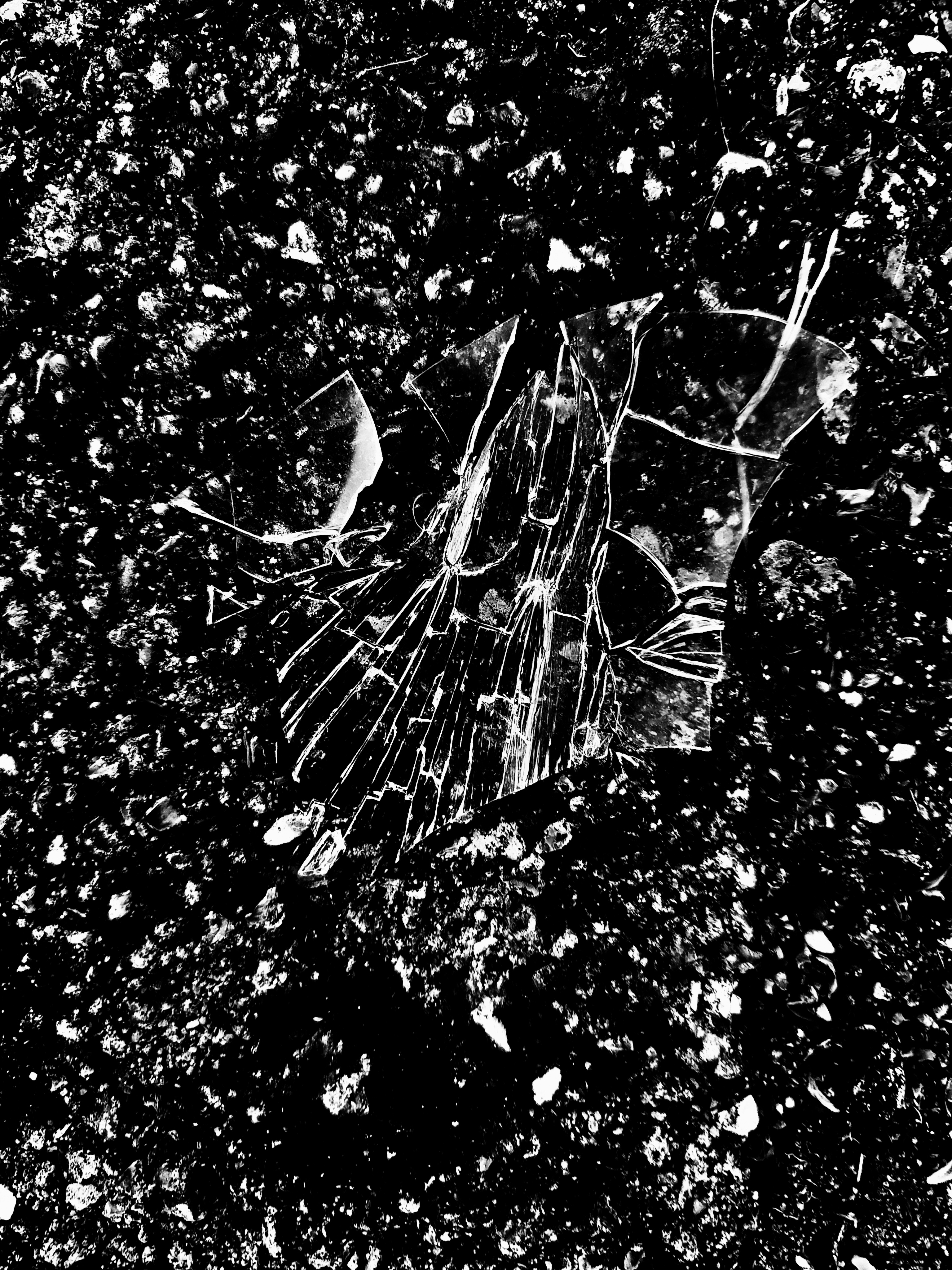 INTERPOSTO — copertina, vetro rotto, Matteo Groppi 2025