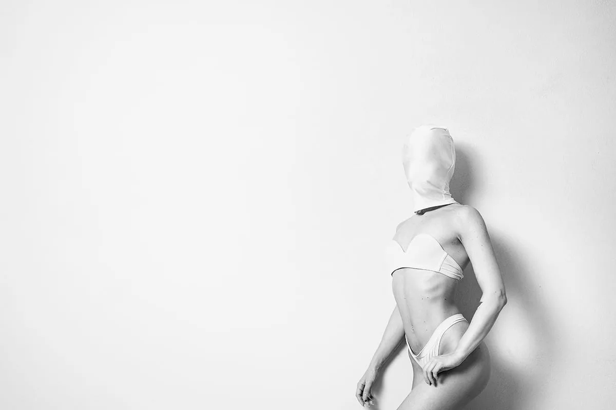 Perfect Body #5 — Corpo maschile come trofeo e oggetto, serie fotografica sul giudizio estetico, fine art photography Piacenza