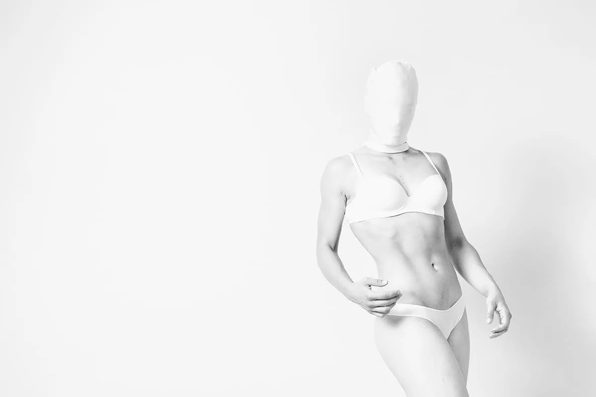 Perfect Body #6 — Atleta senza volto su sfondo neutro: il corpo come unico soggetto, Matteo Groppi fotografo fine art