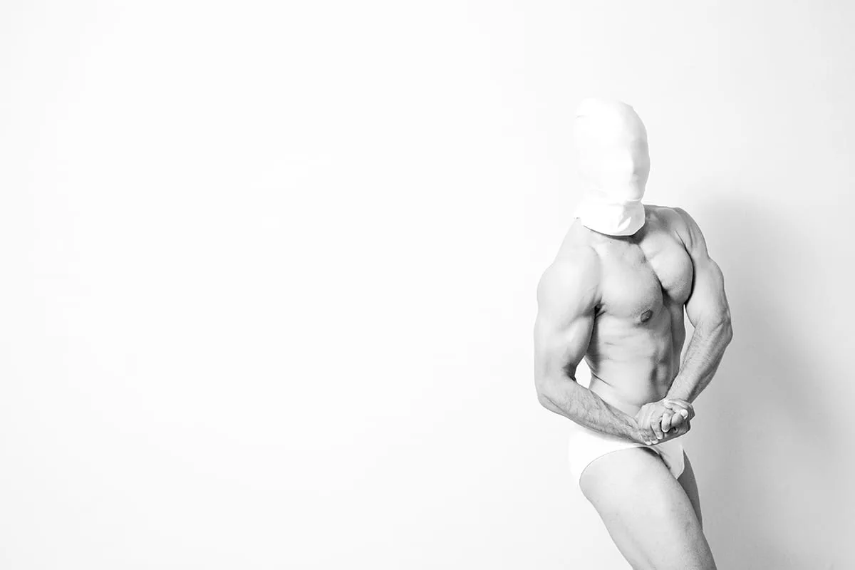Perfect Body #7 — Serie fotografica bodybuilding, luce da competizione, corpo ridotto a superficie valutabile, Matteo Groppi