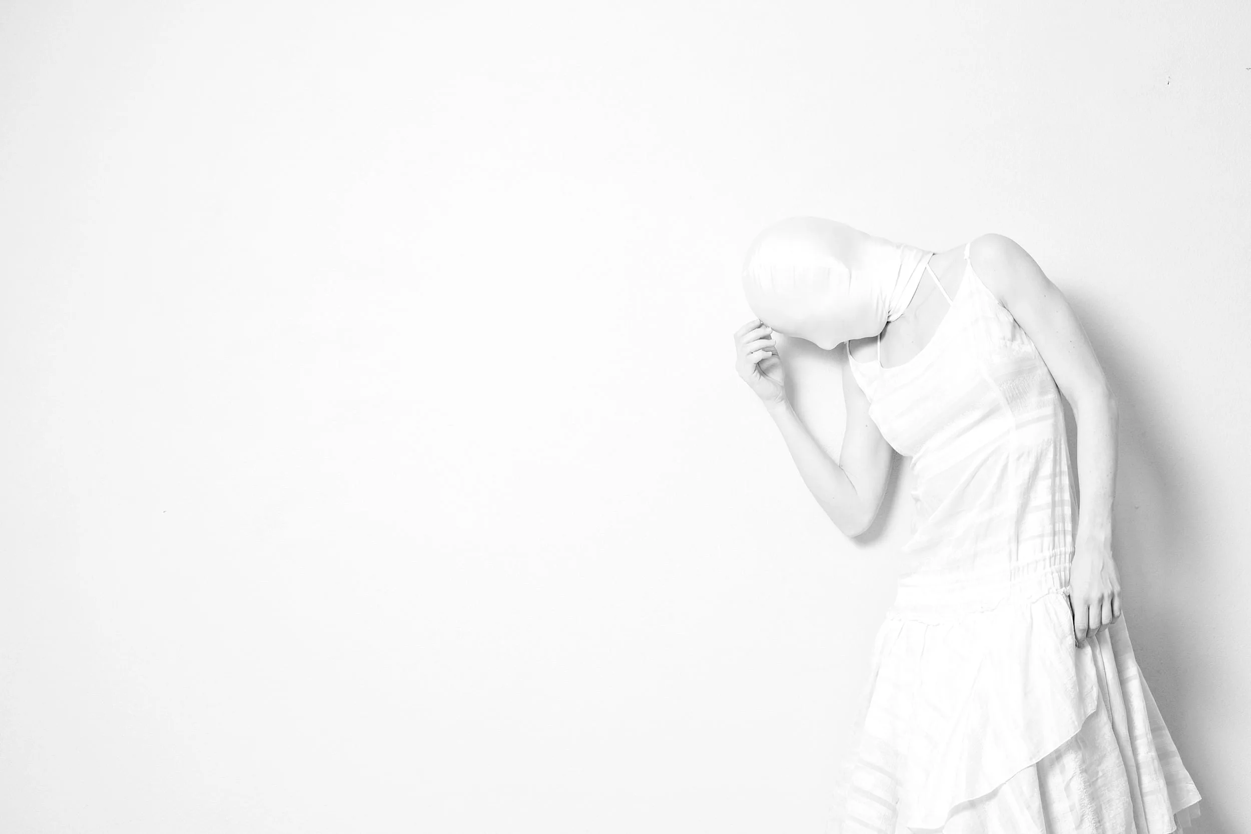 Rumore Bianco #2 — Corpo anonimo su fondo bianco, composizione sbilanciata come scelta strutturale, Matteo Groppi