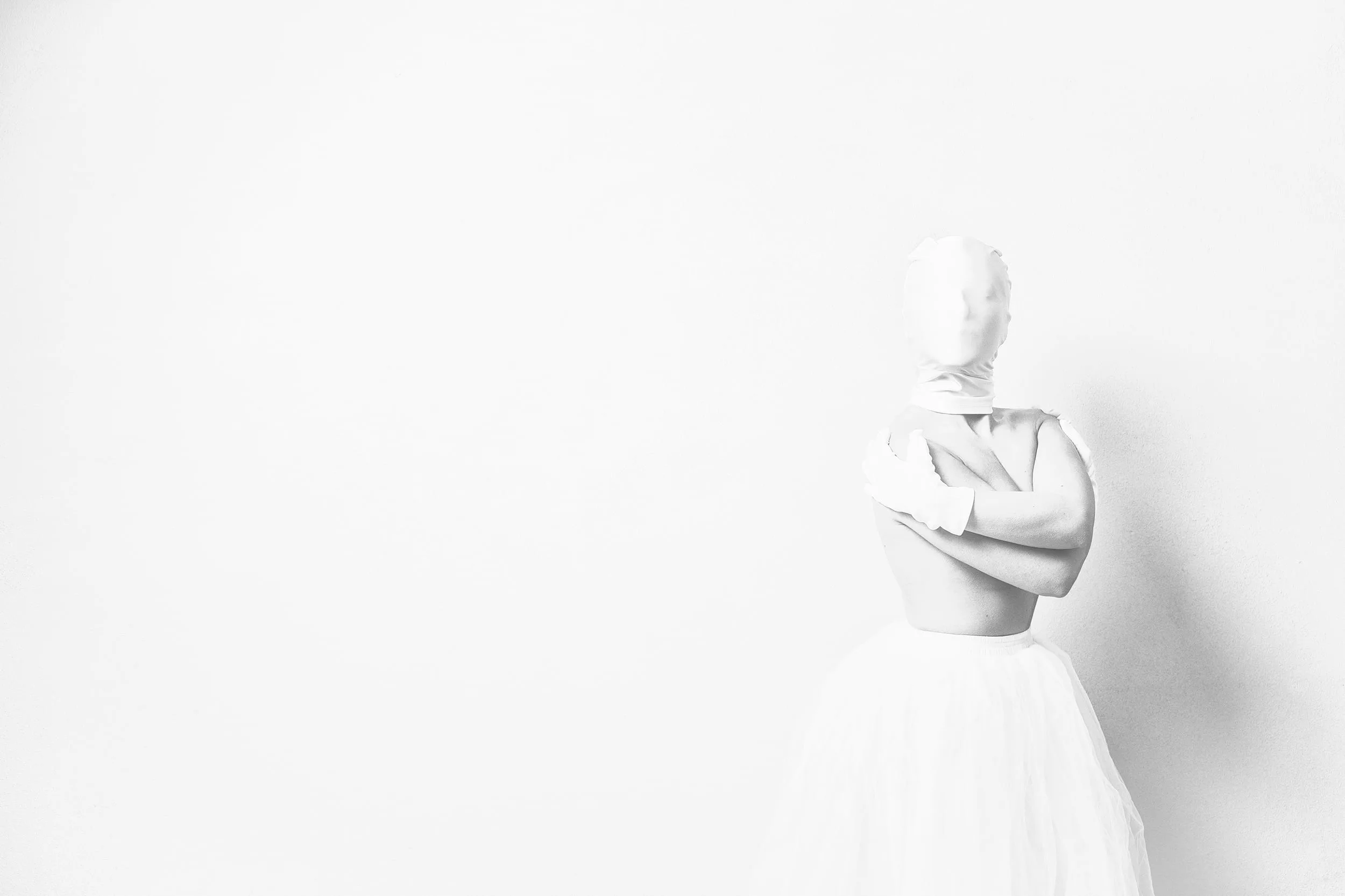 Rumore Bianco #6 — Logica di sottrazione: meno elementi, meno identità, serie fotografica fine art Matteo Groppi