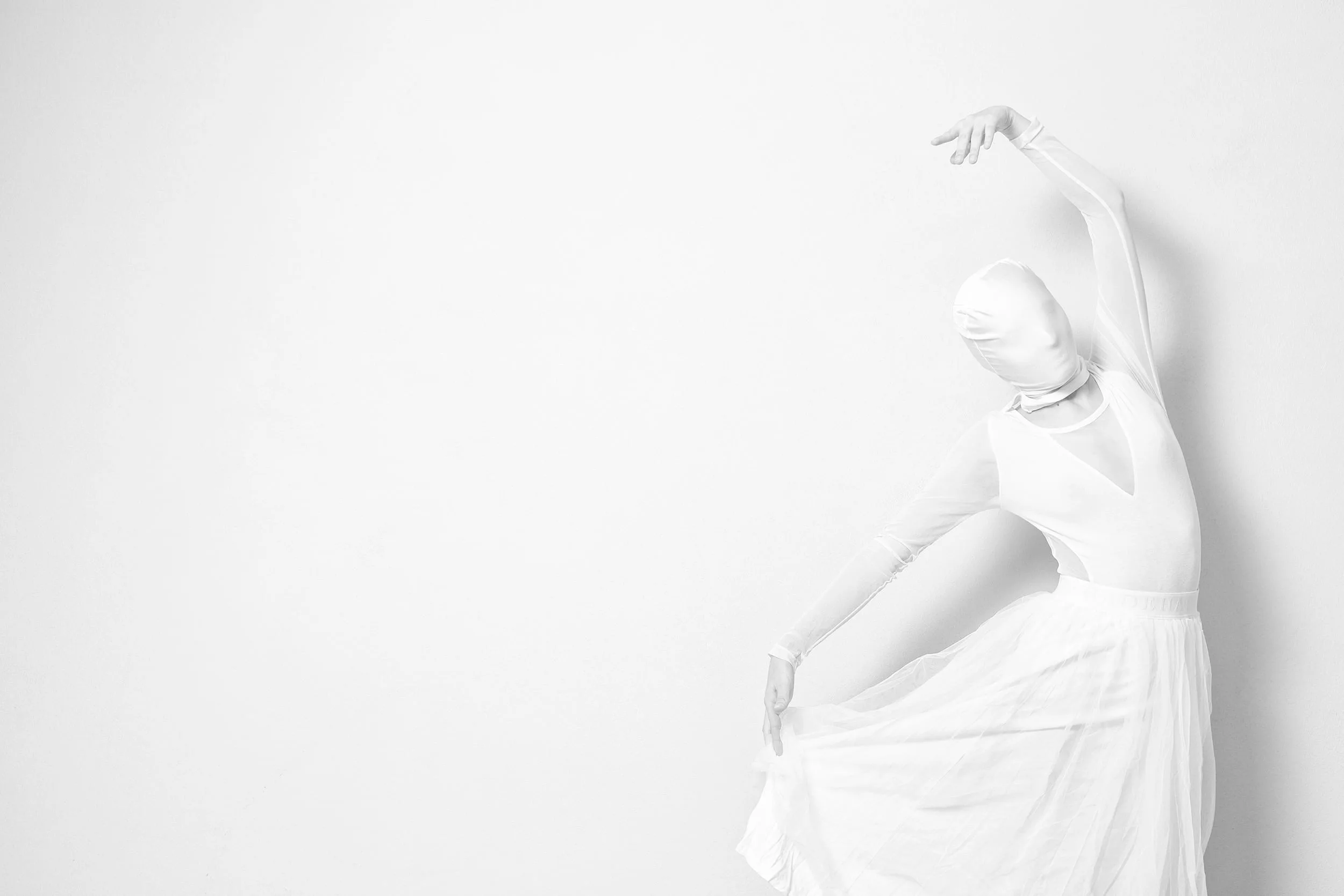 Rumore Bianco #7 — Il bianco come silenzio: corpo intercambiabile, dato privo di specificità, fotografia artistica