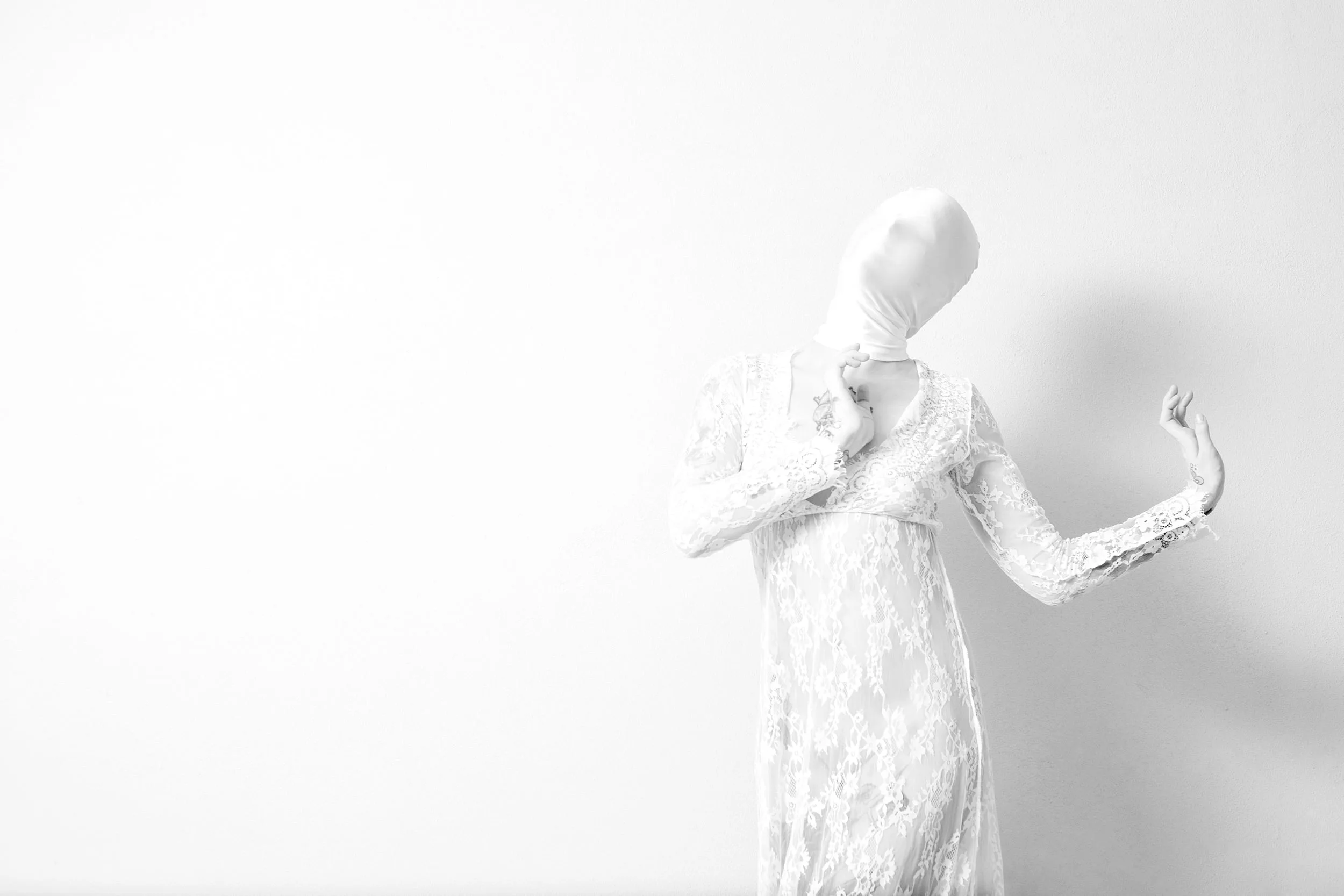 Rumore Bianco #8 — Sfondo neutro come modulo da compilare, individuo standardizzato, Matteo Groppi Piacenza