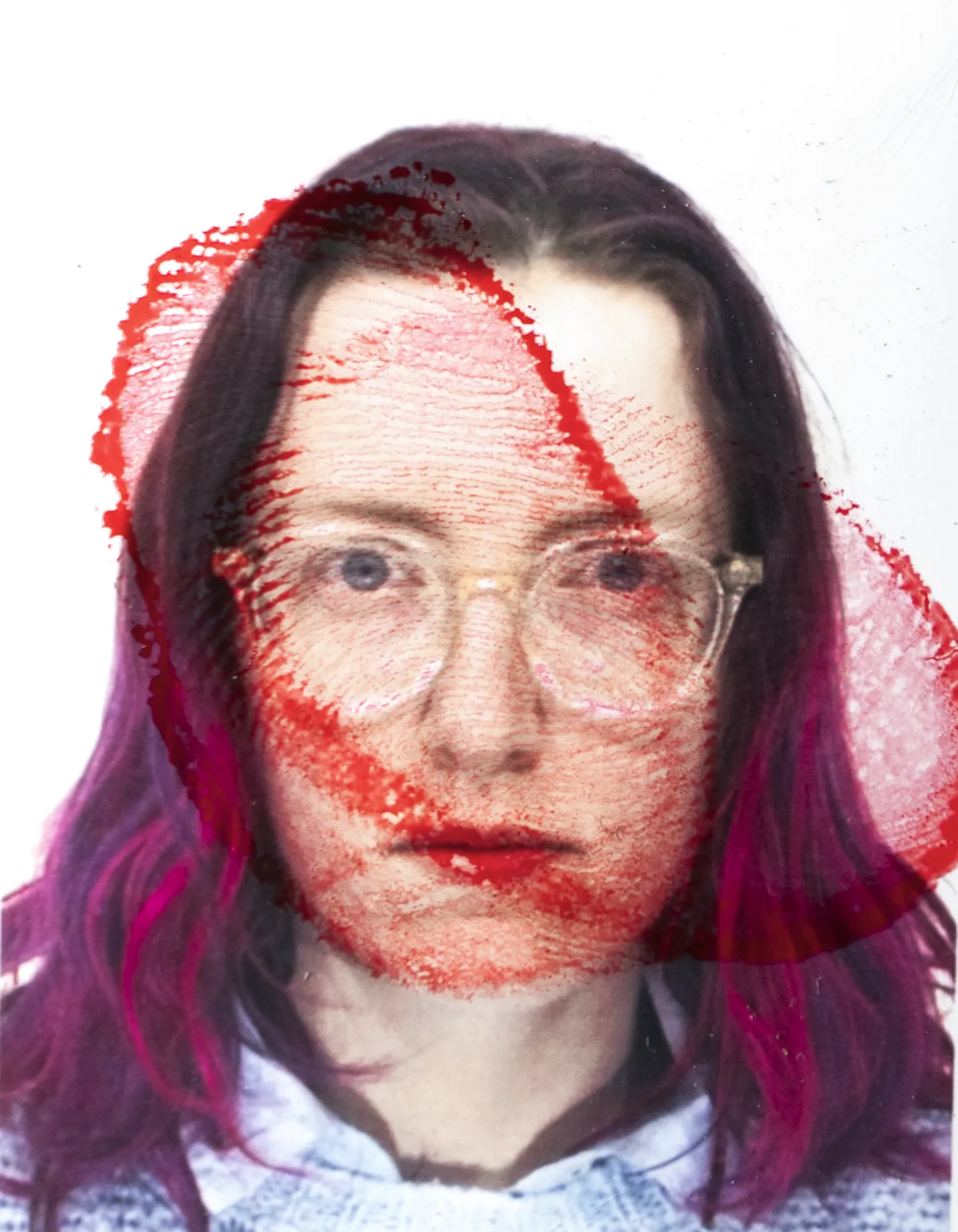 Sei Mia #11 — Impronta rossa su fototessera: il segno del possesso come gesto culturale normalizzato, Matteo Groppi Piacenza
