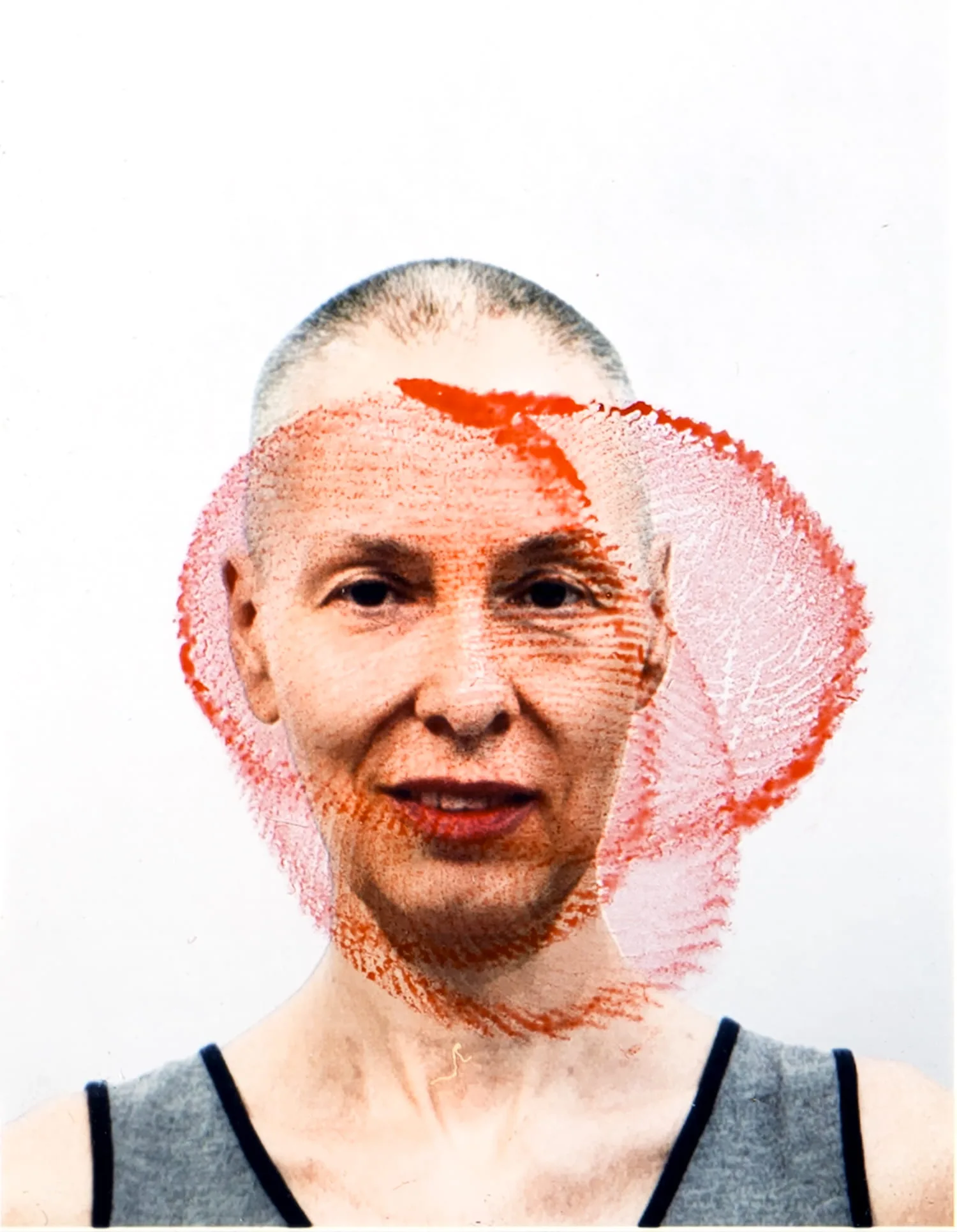 Sei Mia #2 — Ritratto anonimo funzionale con impronta rossa, appropriazione e traccia, fotografia concettuale Matteo Groppi