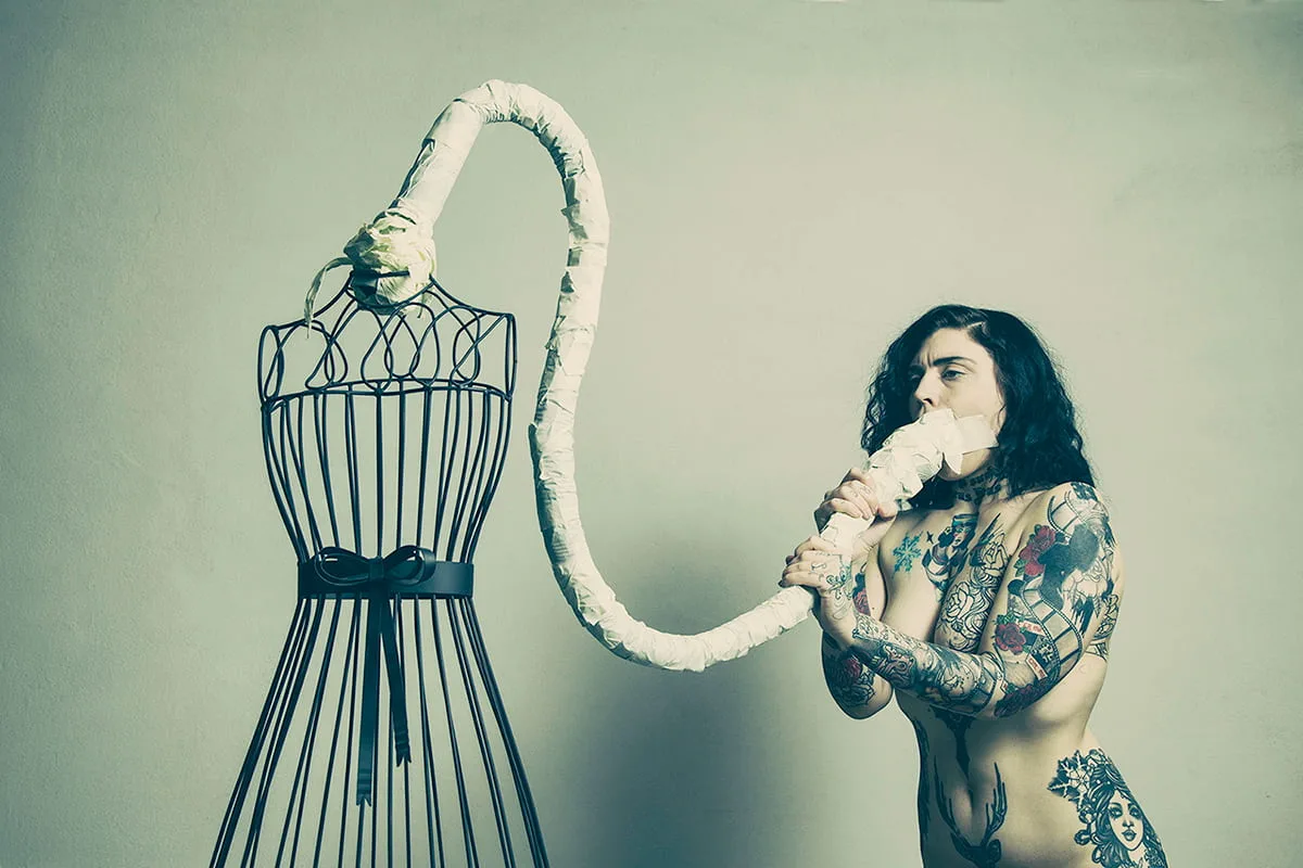 Connections #2 — Identità duale in studio: una figura composta e una esposta collegate da un filo, ritratto fine art Matteo Groppi